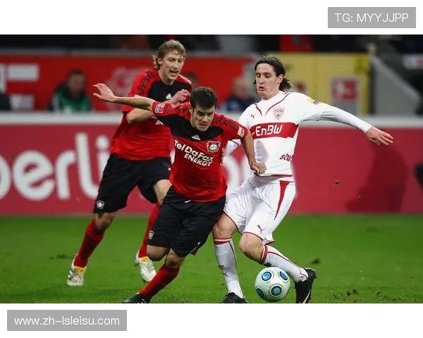 德国球迷抗议活动升级，奥格斯堡主场比赛因投掷物品中断